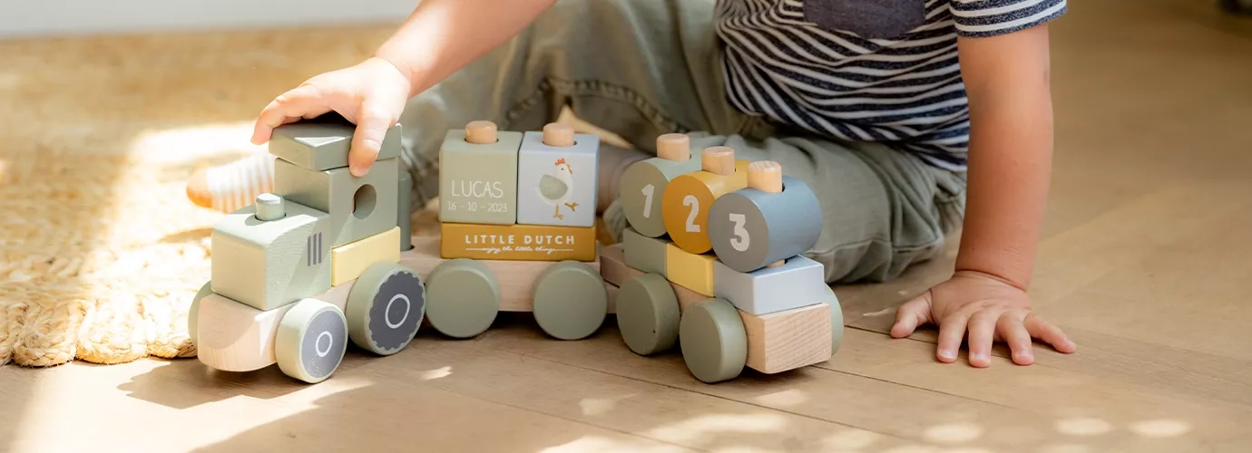 Kind speelt met Montessori speelgoed op de grond